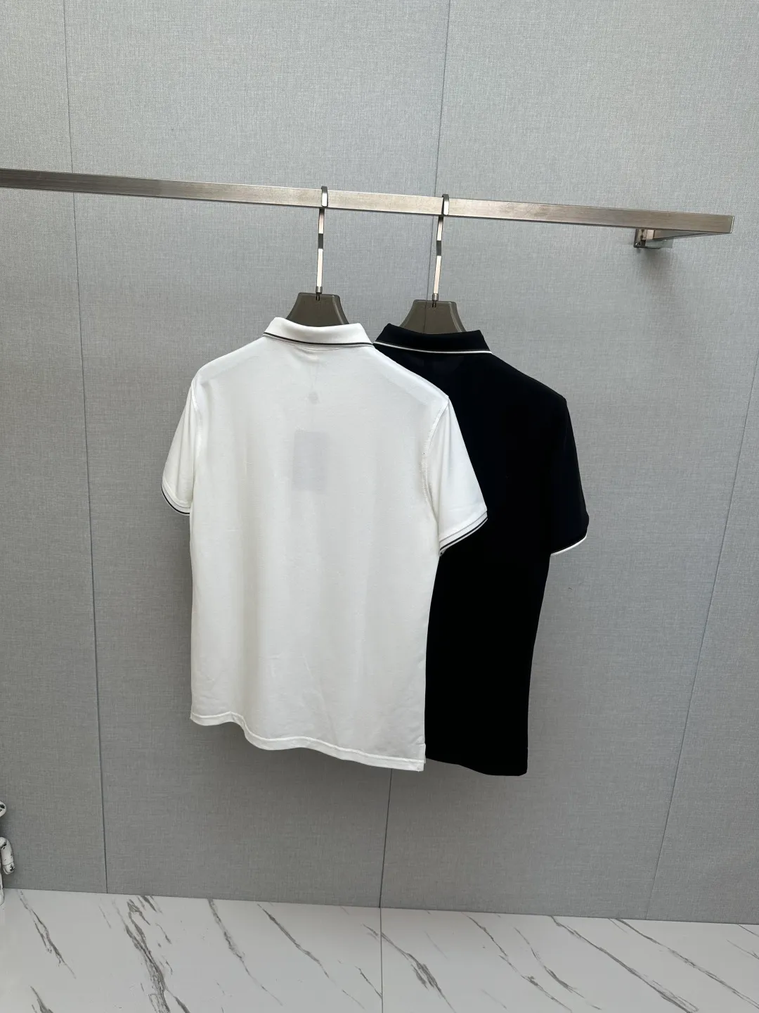 Available at the official New Arrival counter at the same time, men's lapel short-sleeved POLO shirts, Premium mainline Series, imported piqué mercerized cotton fabric, with first-class texture, excellent skin-friendliness, silky and delicate touch, fashionable three-button placket design, small lapels, fashionable and age-reducing, and the upper body is full of Italian accent, full of style. Sizes: M—3XL